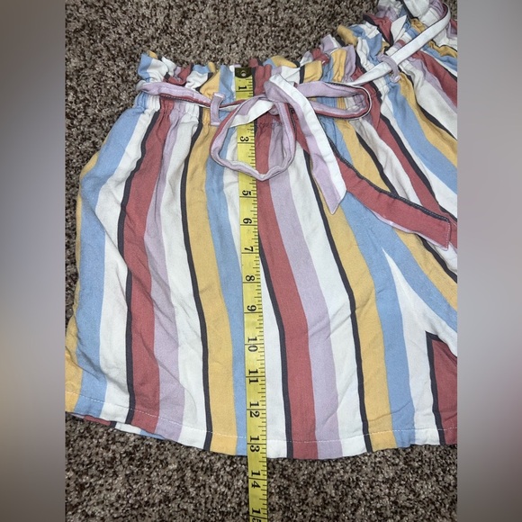 Hollister Shorts with tie belt
Size large - Picture 4 of 4
